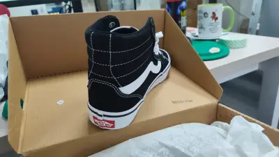 Vendo zapatillas Vans nuevas talla 38,5 - miniatura 2