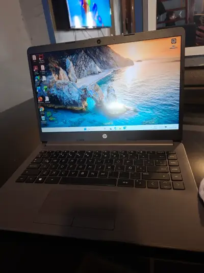 Laptop HP gris en buen estado - miniatura 4
