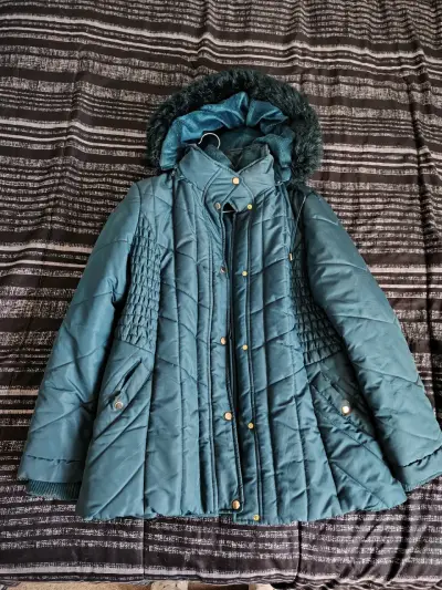 Chaqueta acolchada con capucha - miniatura 1