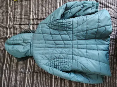 Chaqueta acolchada con capucha - miniatura 2