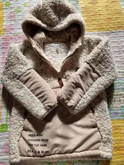 Chaqueta con capucha beige - miniatura 1