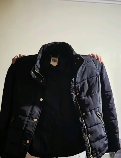 Chaqueta negra con cierre metálico - miniatura 2