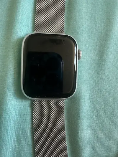 Smartwatch con malla metálica - miniatura 1