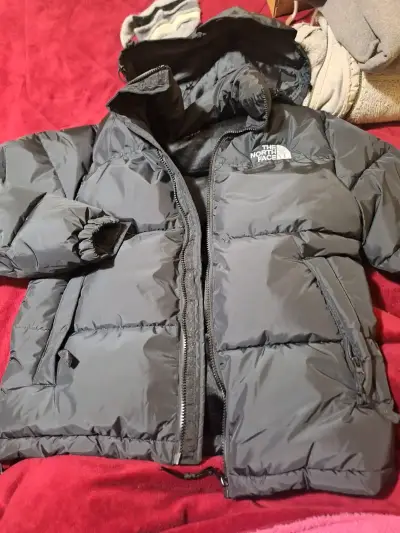 Chaqueta acolchada negra con capucha - miniatura 1