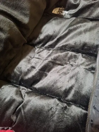 Chaqueta acolchada negra con capucha - miniatura 2