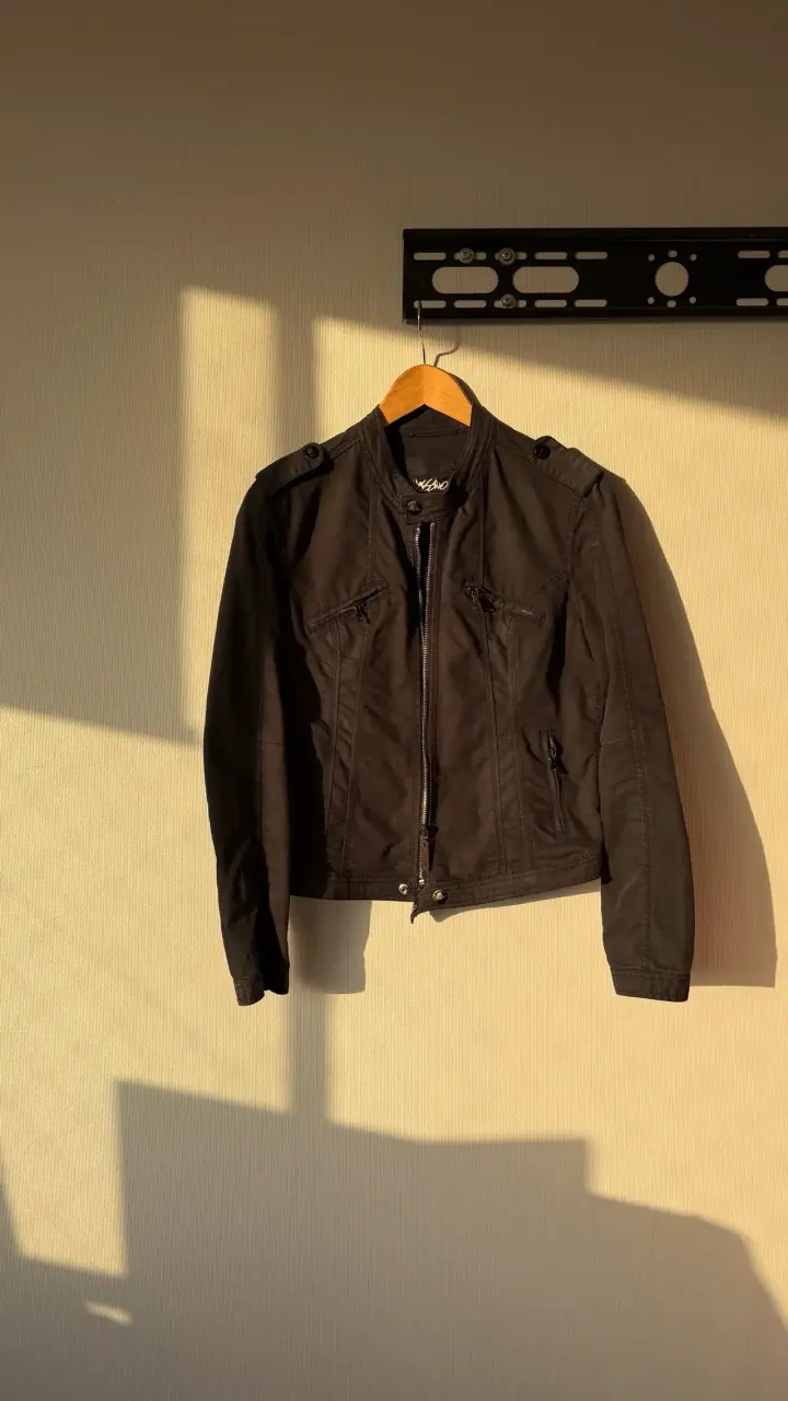 Chaqueta negra estilo casual