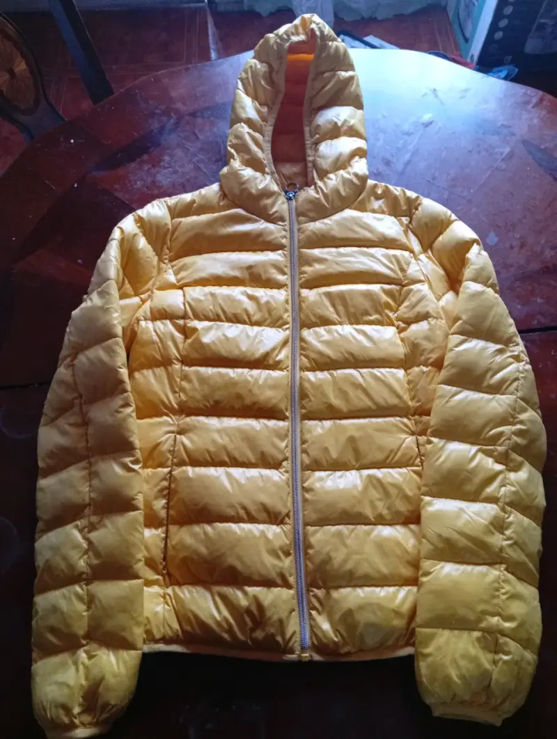 Chaqueta acolchada amarilla con capucha - 1