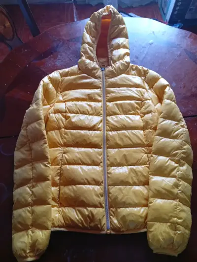 Chaqueta acolchada amarilla con capucha - miniatura 2