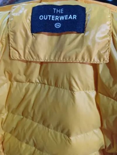 Chaqueta acolchada amarilla con capucha - miniatura 4