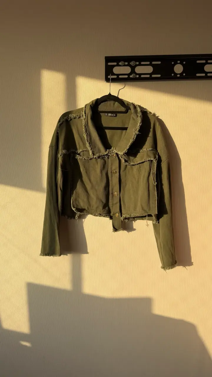 Chaqueta corta verde desgastada