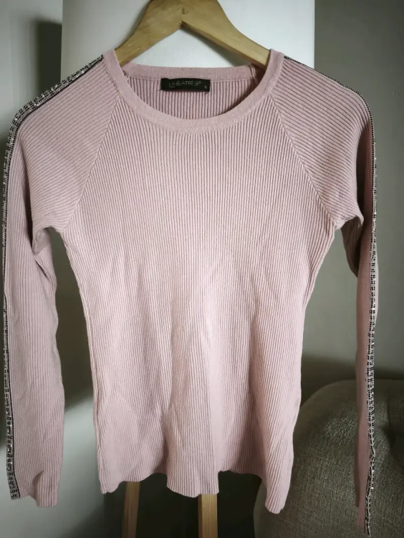 sweaters rosado con detalles laterales - 1