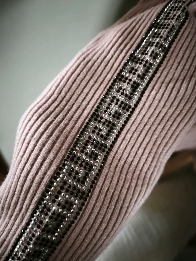 sweaters rosado con detalles laterales - 2