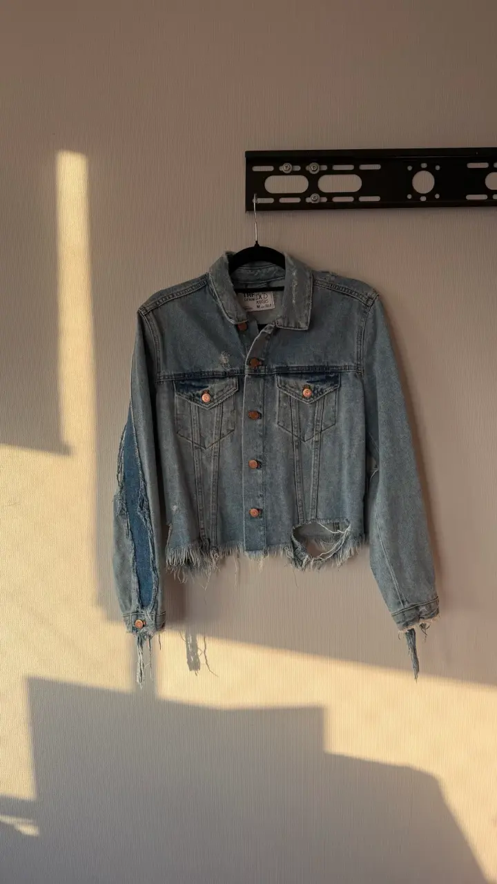 Chaqueta de mezclilla desgastada