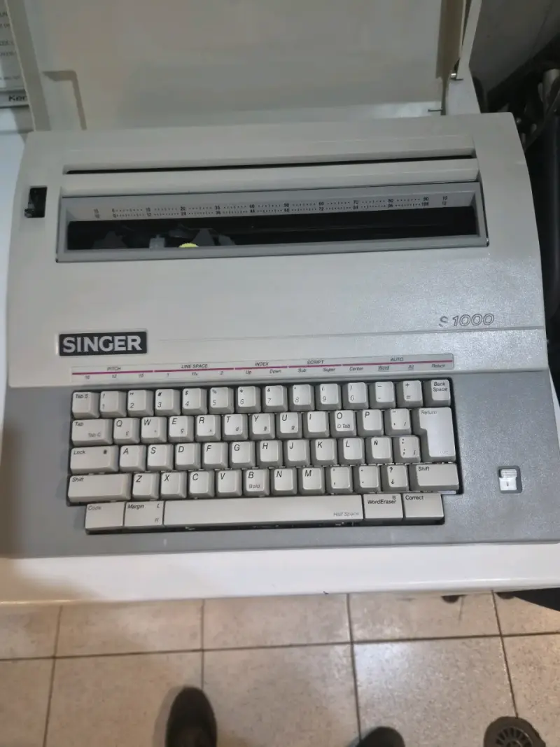 Máquina de escribir eléctrica Singer 1000 - 1