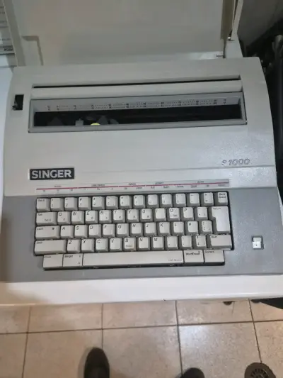 Máquina de escribir eléctrica Singer 1000 - miniatura 1