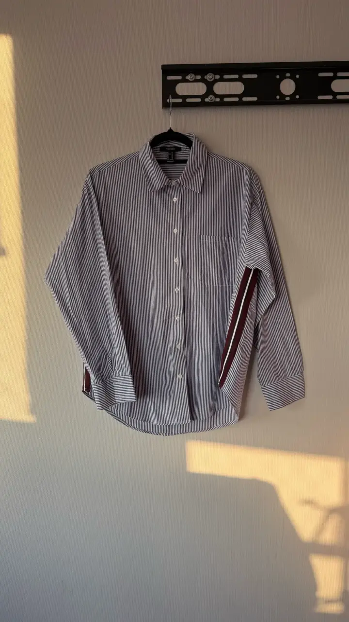 Camisa rayada azul y blanca - 1