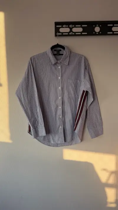 Camisa rayada azul y blanca - miniatura 1