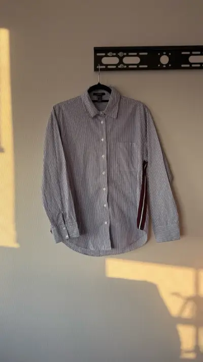 Camisa rayada azul y blanca - miniatura 2