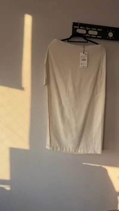 Falda short larga beige con etiqueta - miniatura 1