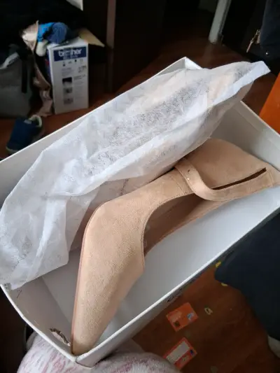 Zapatos beige de tacón nuevos. - miniatura 1
