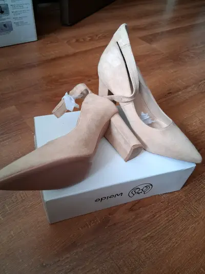 Zapatos beige de tacón nuevos. - miniatura 2