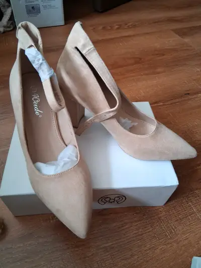 Zapatos beige de tacón nuevos. - miniatura 3
