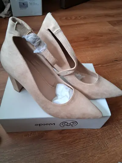 Zapatos beige de tacón nuevos. - miniatura 4