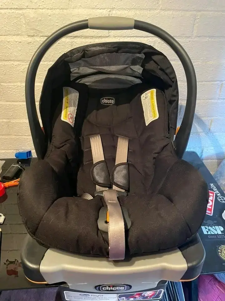 Silla de auto Chicco con base - 2
