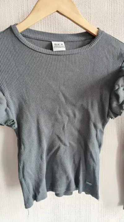 Polera gris con volantes talla 14 - miniatura 2
