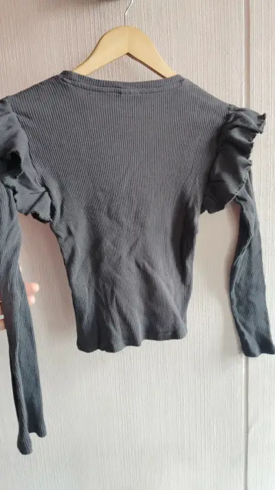 Polera gris con volantes talla 14 - miniatura 3
