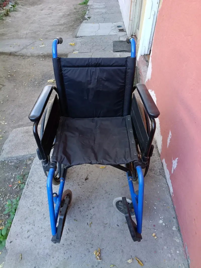 Silla de ruedas azul - 2