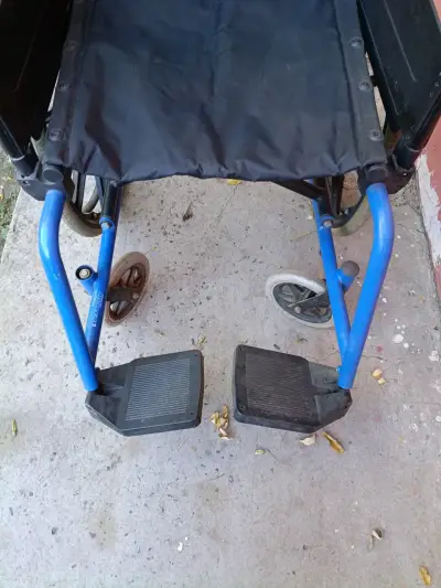 Silla de ruedas azul - miniatura 3