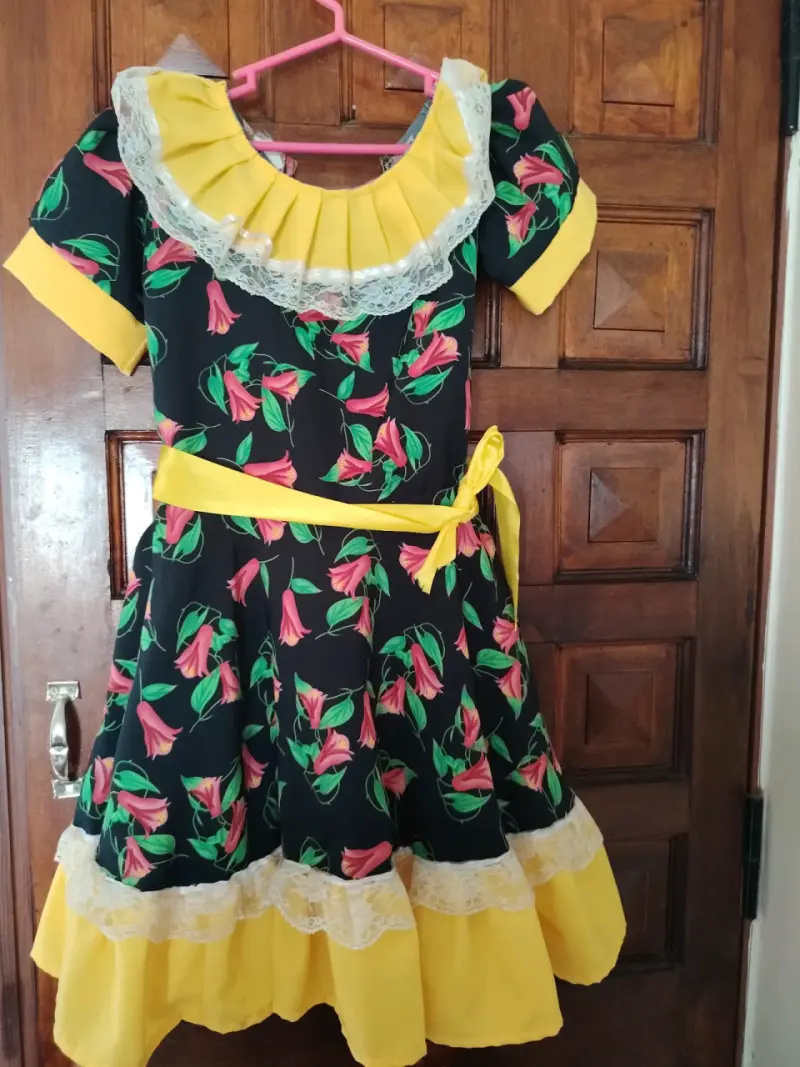 Vestido folclórico negro y amarillo