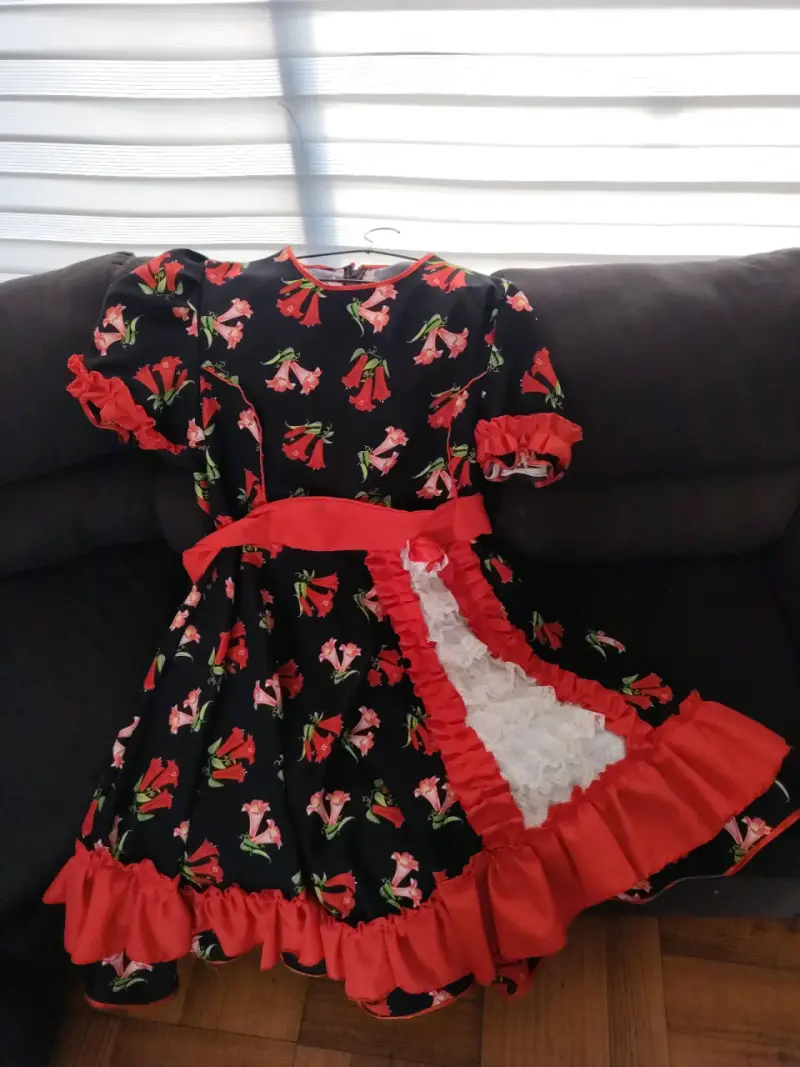 Vestido folclórico con flores - 1