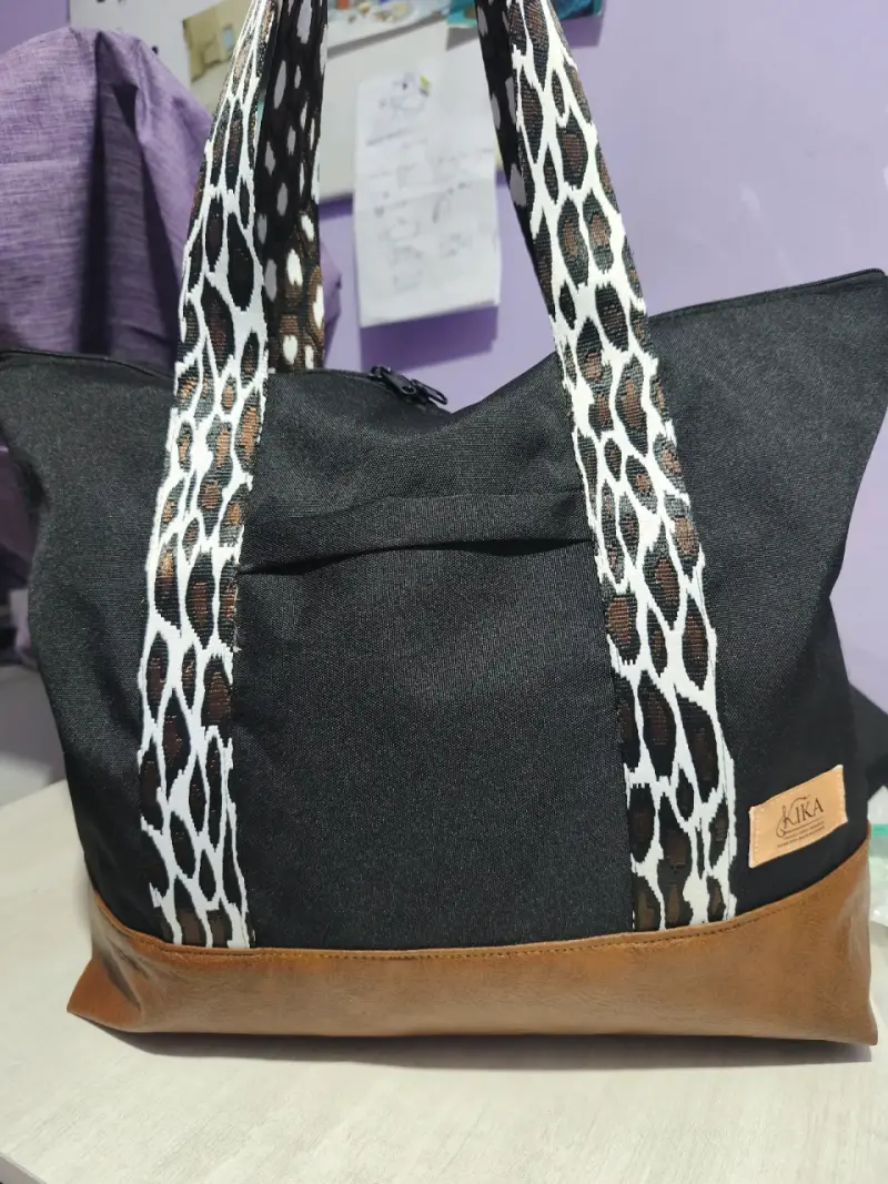 Bolso negro con asas animal print - 3