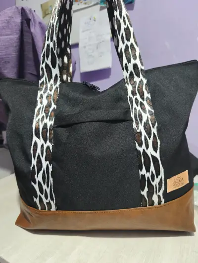 Bolso negro con asas animal print - miniatura 3
