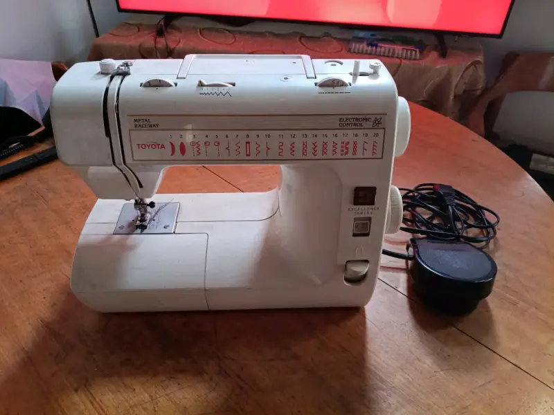 Máquina de coser Toyota - 1