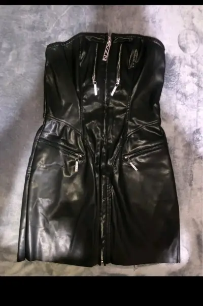 Vestido negro de cuero - miniatura 1
