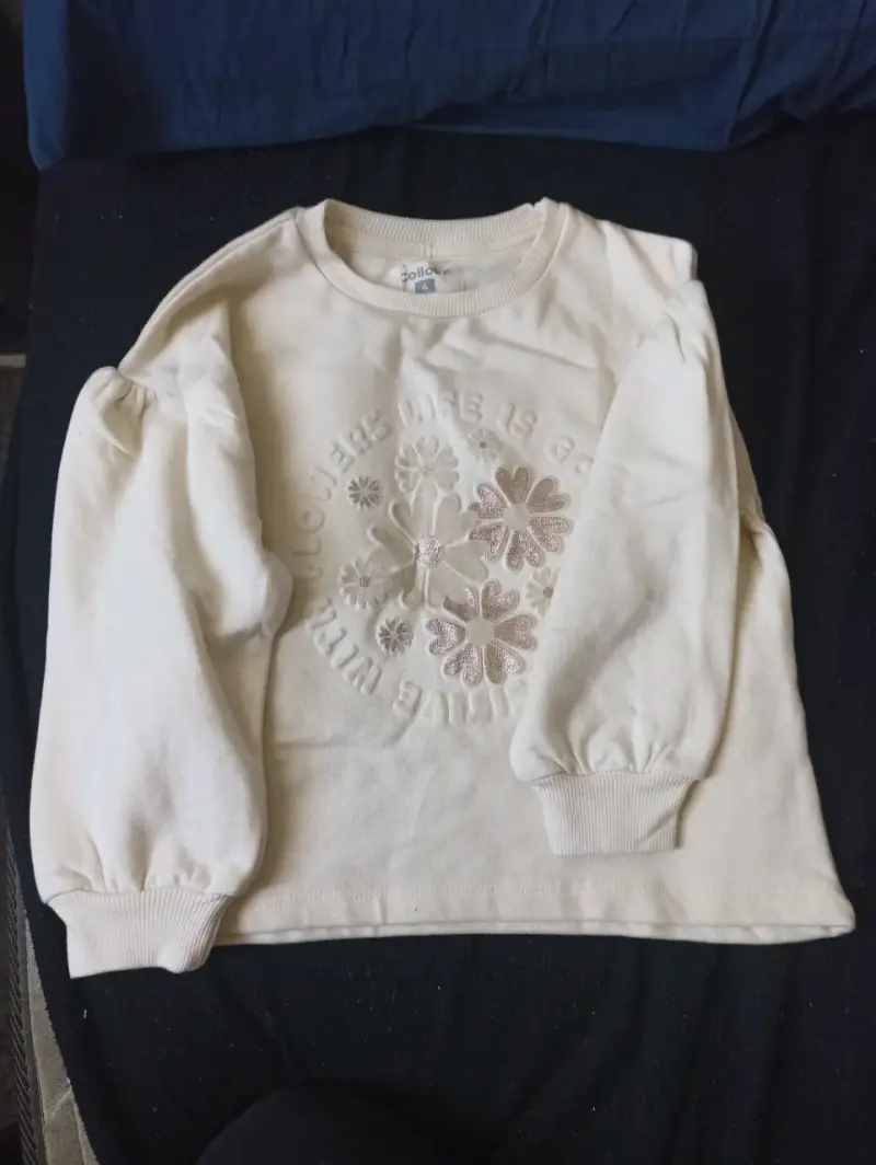 Polerón blanco con diseño floral