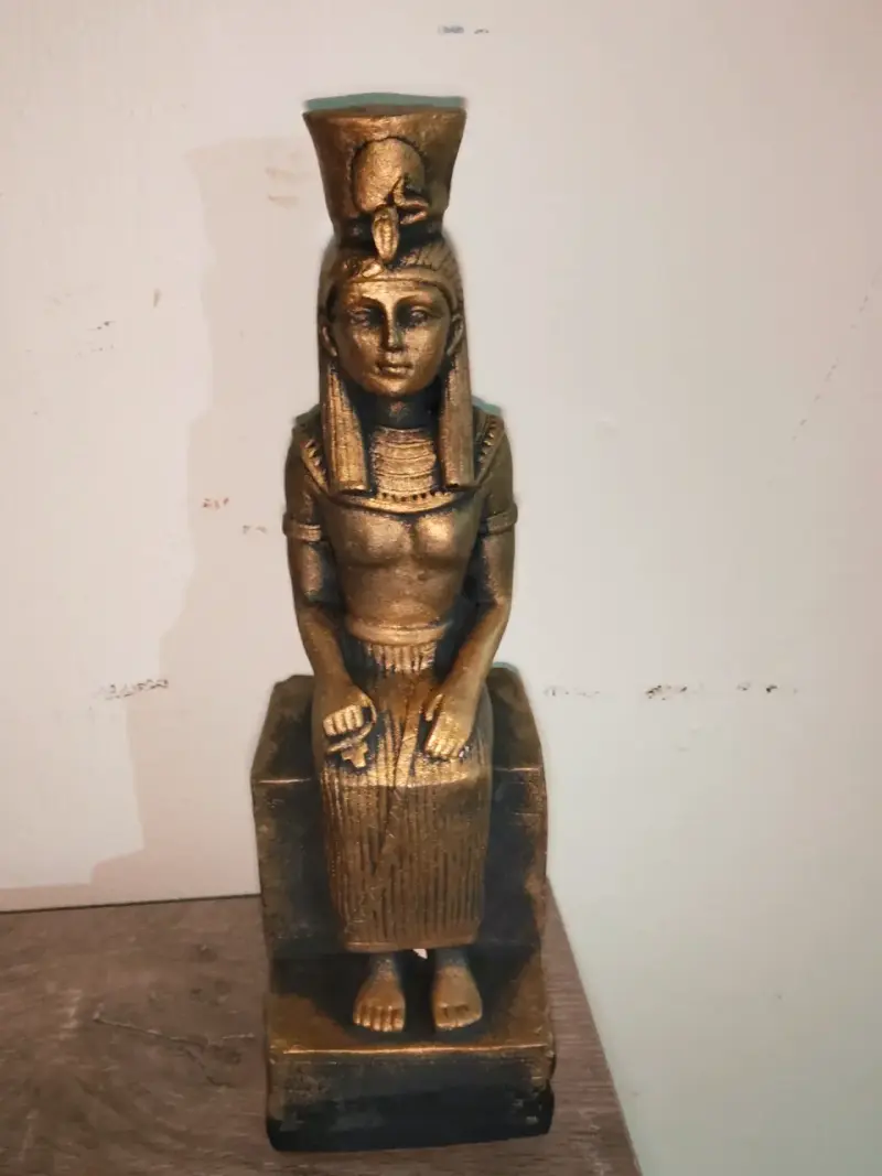 Estatua decorativa egipcia dorada