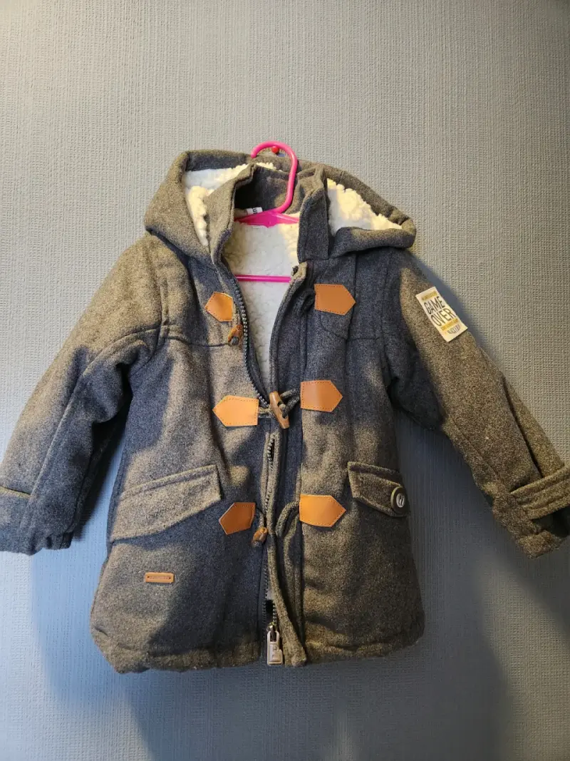 Abrigo infantil gris con capucha - 1