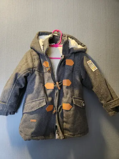 Abrigo infantil gris con capucha - miniatura 1