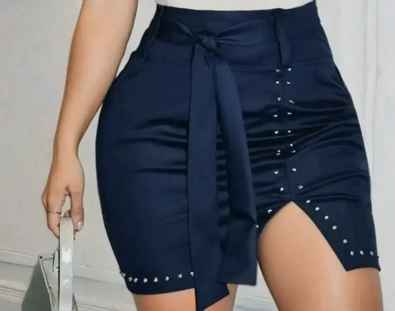 Falda azul con detalle de tachas