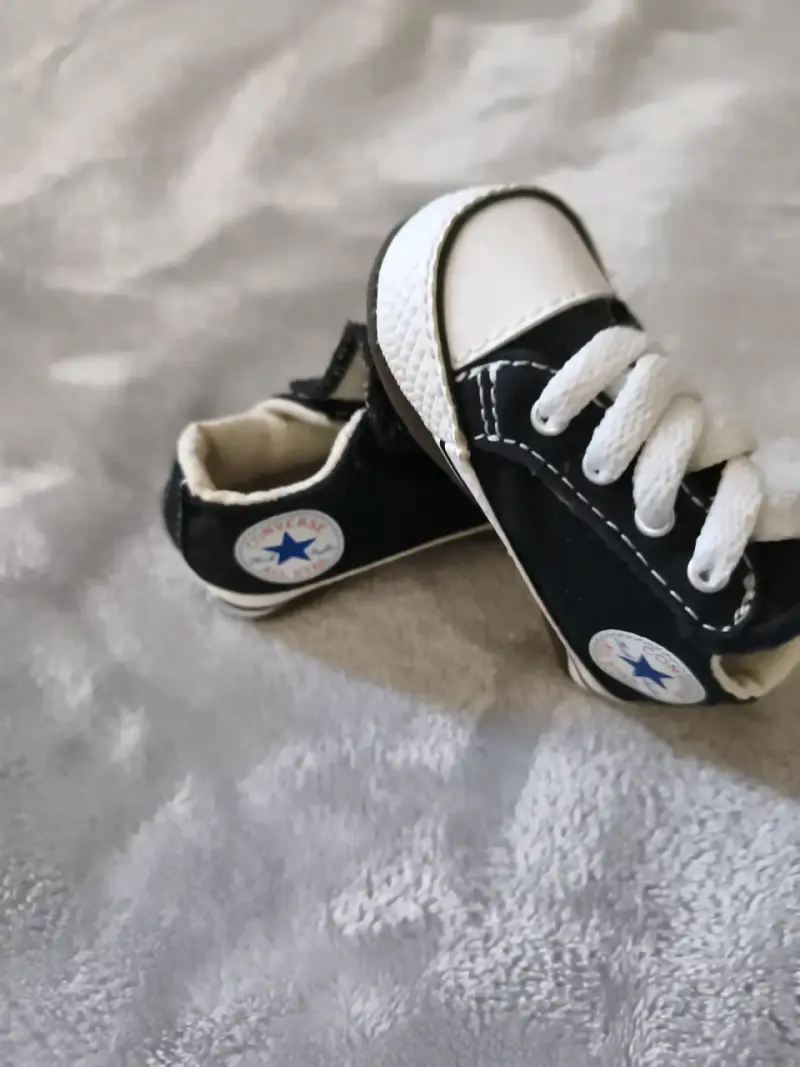 Zapatitos de bebé negros marca Converse - 2