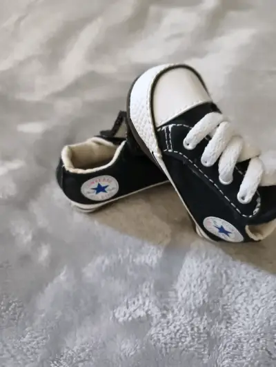 Zapatitos de bebé negros marca Converse - miniatura 2