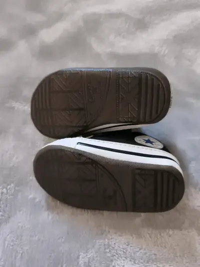 Zapatitos de bebé negros marca Converse - miniatura 3