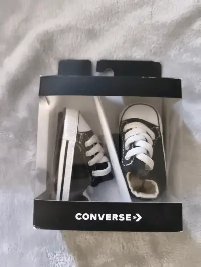 Zapatitos de bebé negros marca Converse - miniatura 4