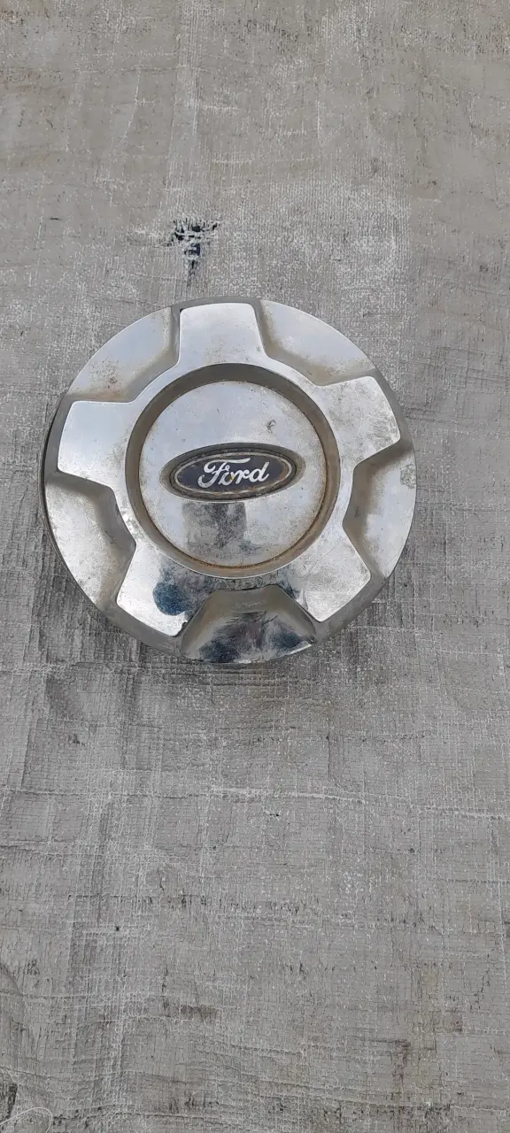 Tapacubo metal Ford usado