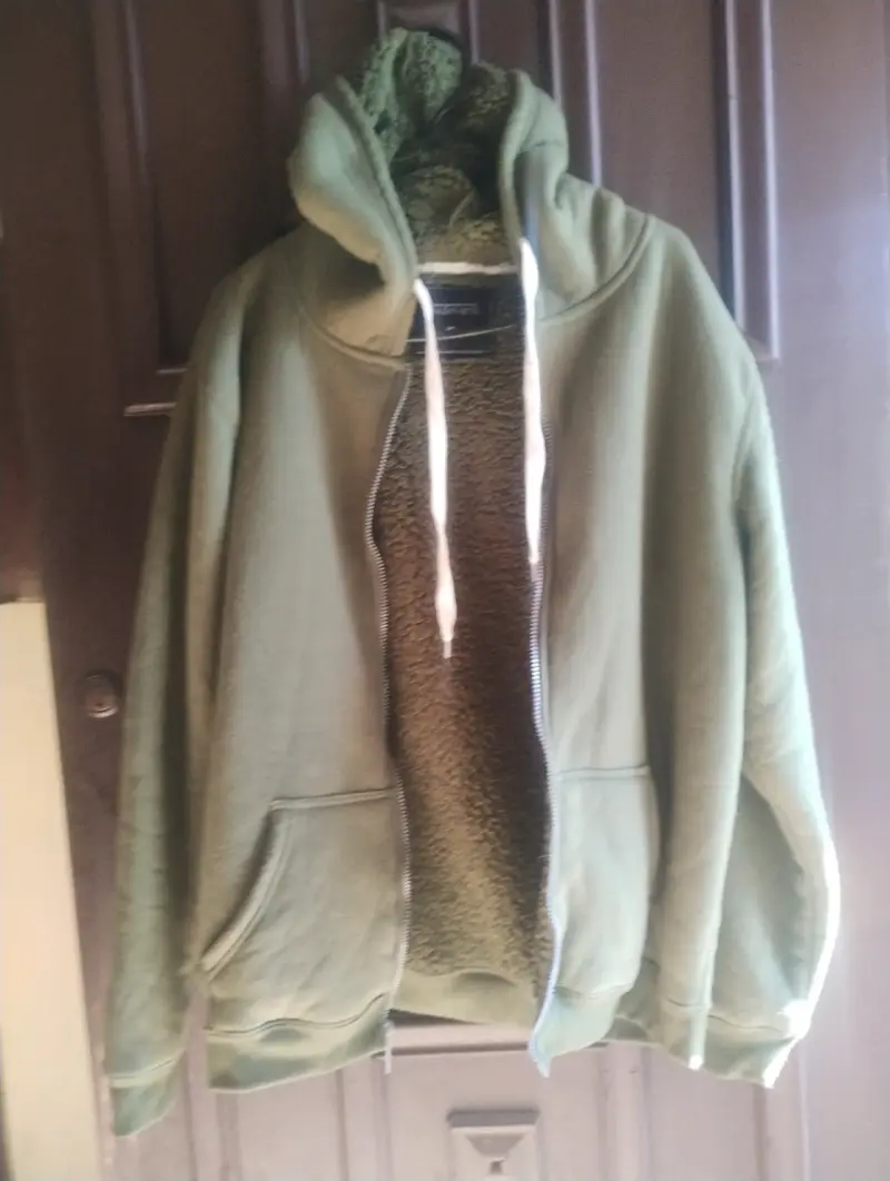 Polerón verde con capucha