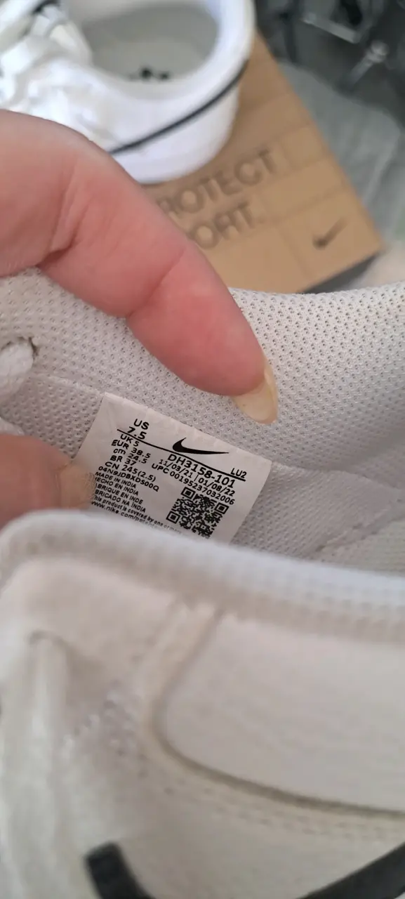 Zapatillas blancas Nike urbanas - 4